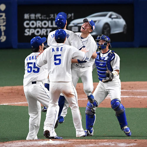 ノーヒットノーランを達成し抱き合い喜ぶ大野雄（右から2人目）（撮影・前岡正明）
