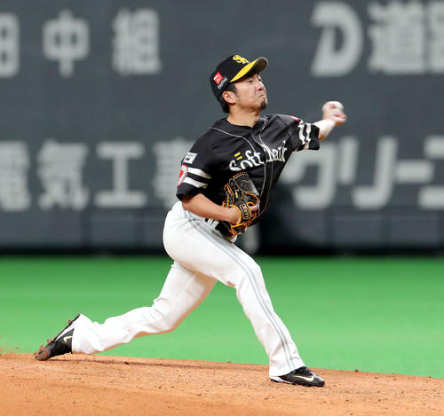 日本ハム対ソフトバンク　4回途中から登板するソフトバンク嘉弥真（撮影・佐藤翔太）