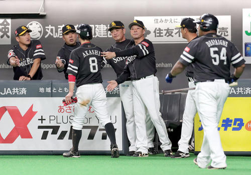 日本ハム対ソフトバンク　5回表ソフトバンク2死二塁、グラシアルの右前適時打で生還した明石を出迎える工藤監督（中央）（撮影・佐藤翔太）
