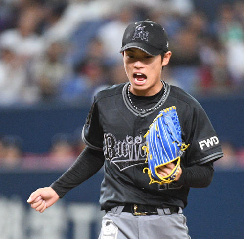 7回表楽天2死、銀次を見逃し三振に仕留めほえる山岡泰輔（撮影・渦原淳）