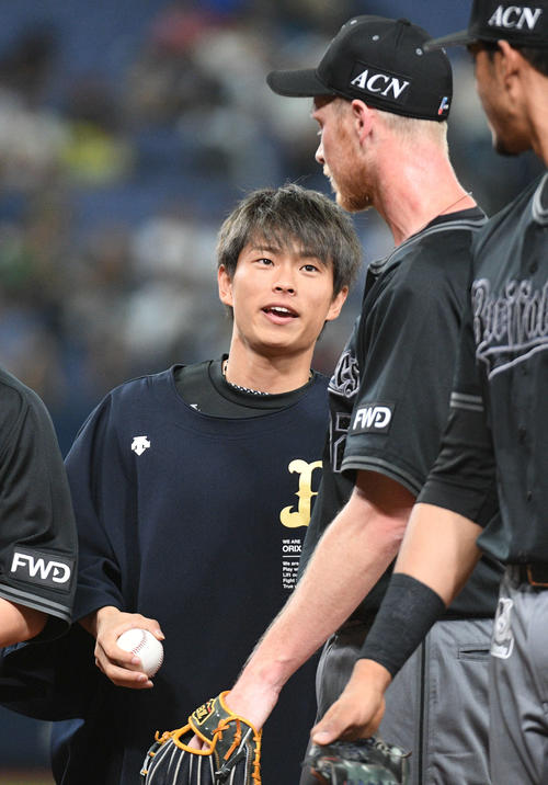 ディクソン（右）からウイニングボールを受け取り笑顔の山岡泰輔（撮影・渦原淳）