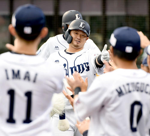 西武対ロッテ　1回裏西武1死一塁、先制の22号2点本塁打を放ちサムアップポーズ決める森（撮影・たえ見朱実）