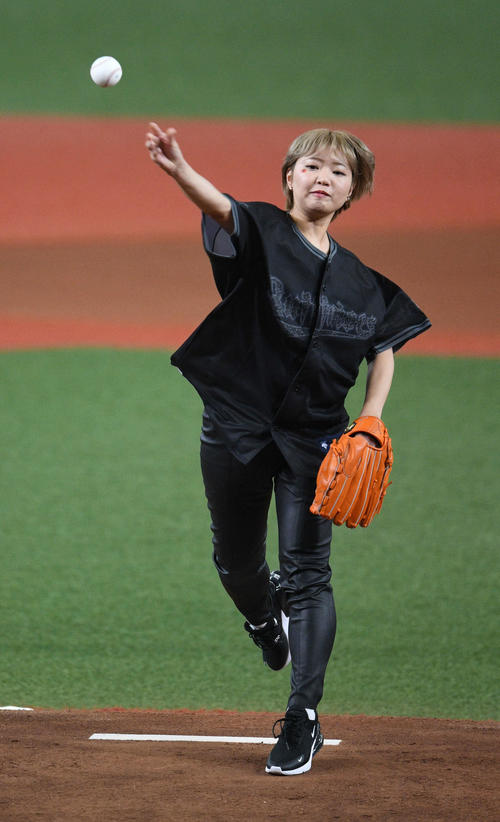 始球式を行った矢方美紀（撮影・渦原淳）