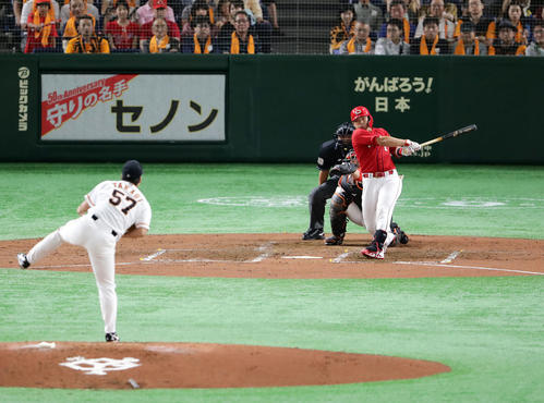 巨人対広島　4回表広島2死、鈴木は左翼ソロ本塁打を放つ。投手高木（撮影・浅見桂子）