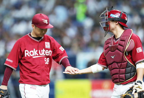 2回裏オリックス2死満塁、若月を空振り三振に仕留め、タッチを交わす辛島（左）と太田（撮影・前田充）