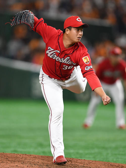 13日、2番手で登板した広島塹江（撮影・横山健太）