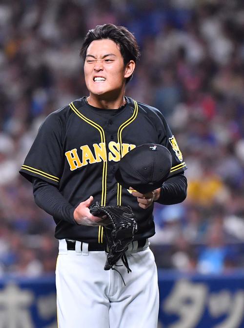 中日対阪神　2回に暴投で失点し悔しそうな表情でベンチに戻る望月（撮影・上田博志）