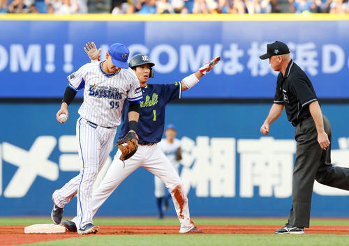 DeNA対ヤクルト　1回表ヤクルト2死一塁、打者バレンティンの時二盗を狙うも伊藤光に刺されぼうぜんの表情の山田哲（中央）（撮影・垰建太）