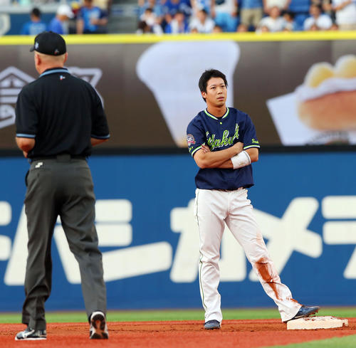 DeNA対ヤクルト　1回表ヤクルト2死一塁、二盗を狙うも伊藤光に刺されリプレー検証の結果も覆らず塁上で腕を組みぼうぜんとする山田哲（撮影・垰建太）