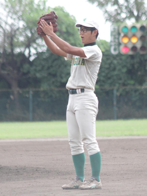 味方の好守に喜ぶ名古屋大・松田（撮影・柏原誠）