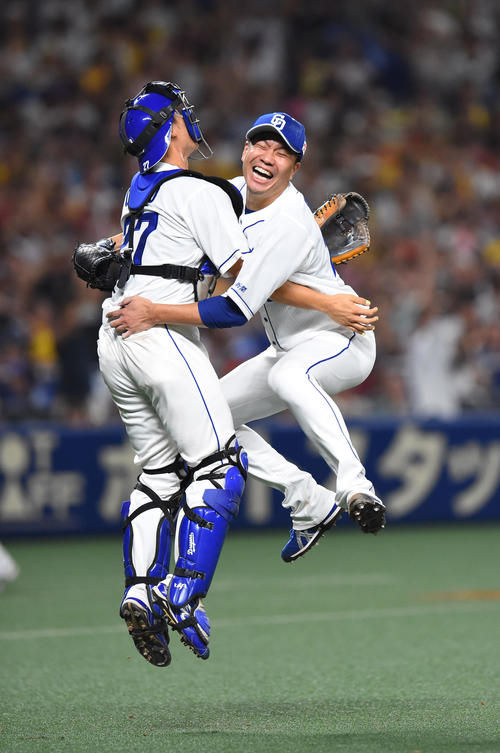 ノーヒットノーランを達成し、大野奨（左）と抱き合い歓喜する大野雄（撮影・森本幸一）