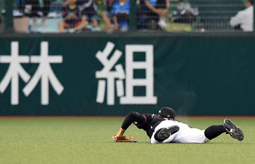 西武対ロッテ　10回裏西武1死一塁、メヒアの打球を岡大海が捕球出来ずサヨナラ負けを喫す（撮影・たえ見朱実）