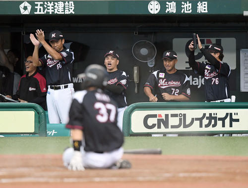 西武対ロッテ　9回表ロッテ2死二塁、代打岡大海の中前適時打で同点とし喜ぶロッテ首脳陣（撮影・たえ見朱実）