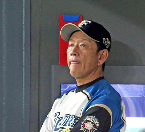 ベンチで険しい表情の栗山監督（撮影・佐藤翔太）