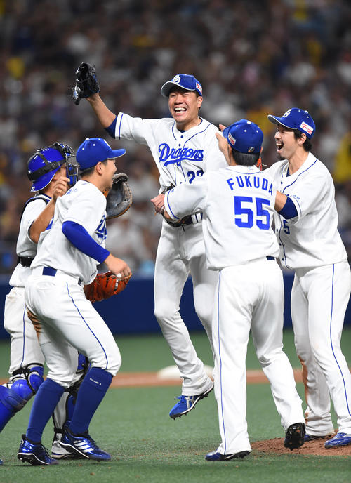 中日対阪神　ノーヒットノーランを達成しチームメートと喜ぶ大野雄（中央）（撮影・森本幸一）