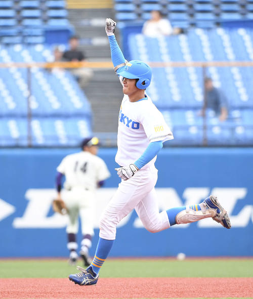 明大対東大　4回裏東大1死、先制の右越えソロ本塁打を放ち、ガッツポーズする石元（撮影・鈴木みどり）