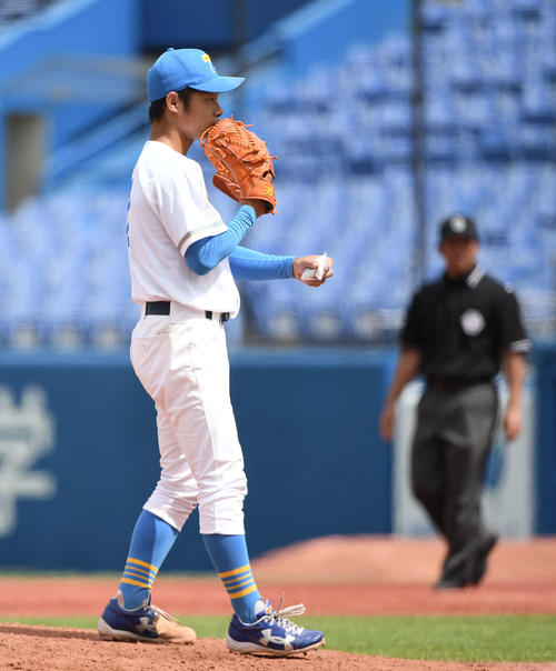 明大対東大　6回表明大1死二塁、森下に適時二塁打を浴び浮かない表情の小林大（撮影・鈴木みどり）