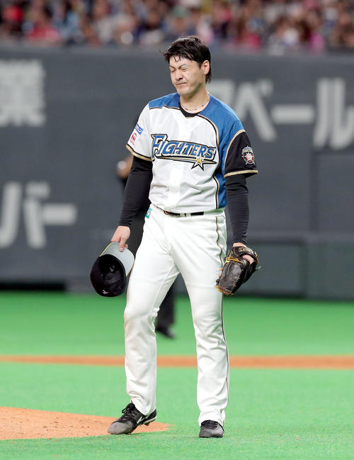 日本ハム対ソフトバンク　4回表ソフトバンク2死、中村に死球を与え顔をしかめる日本ハム有原（撮影・佐藤翔太）
