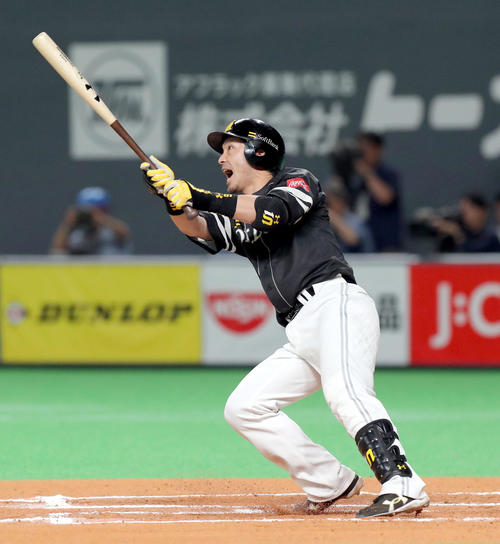 日本ハム対ソフトバンク　6回表ソフトバンク2死、松田宣は左越え本塁打を放つ（撮影・佐藤翔太）