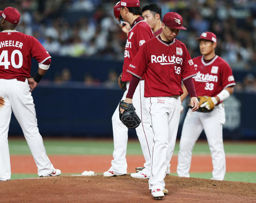 オリックス対楽天　5回裏オリックス2死満塁、宗に2点適時打を浴びたところで降板となる辛島（手前）（撮影・前田充）