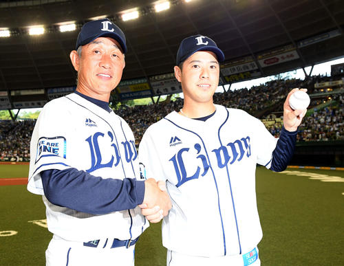 西武対ロッテ　プロ初勝利を飾り辻監督と握手を交わす西武国場（撮影・たえ見朱実）