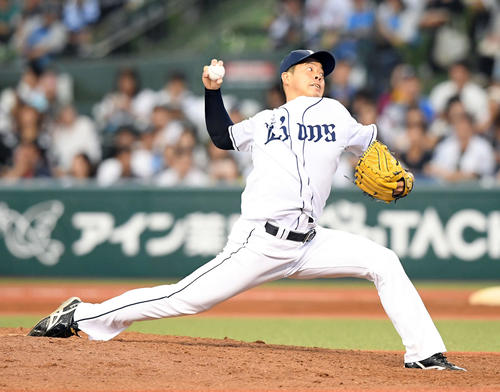 西武対ロッテ　10回からマウンドに上がり、プロ初勝利を飾った西武国場（撮影・たえ見朱実）