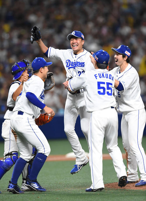 中日対阪神　ノーヒットノーランを達成しチームメートと喜ぶ大野雄（中央）（撮影・森本幸一）