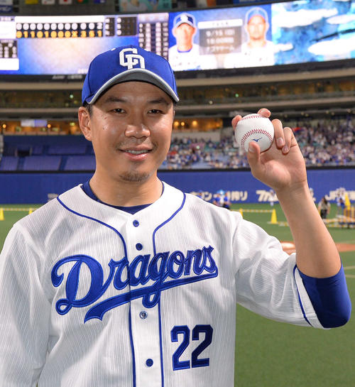 ウイニングボールを手にポーズを決めるノーヒットノーランを達成した大野雄（撮影・森本幸一）