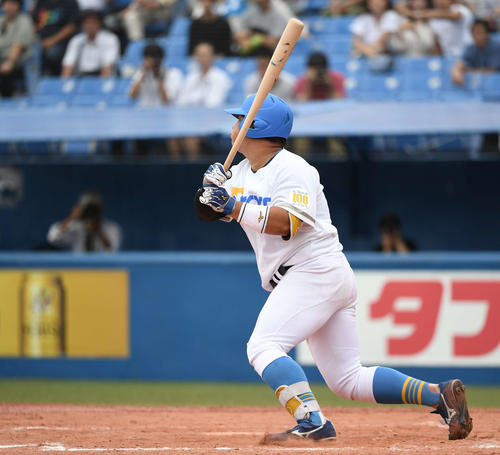 明大対東大　8回裏東大1死二塁、右中間に適時二塁打を放つ青山（撮影・鈴木みどり）