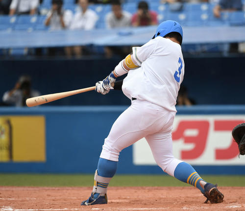 明大対東大　8回裏東大1死二塁、右中間に適時二塁打を放つ青山（撮影・鈴木みどり）