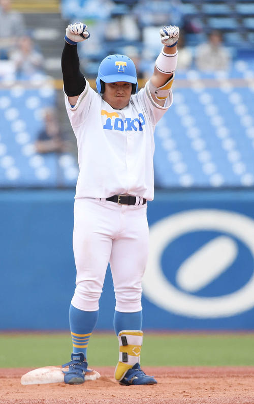 明大対東大　8回裏東大1死二塁、右中間に適時二塁打を放ちガッツポーズする青山（撮影・鈴木みどり）