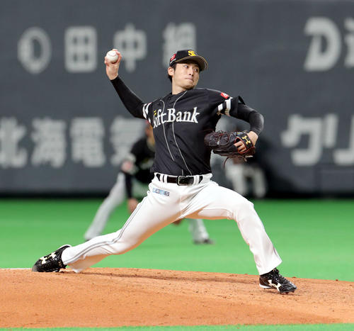 日本ハム対ソフトバンク　5回から登板するソフトバンク高橋純（撮影・佐藤翔太）