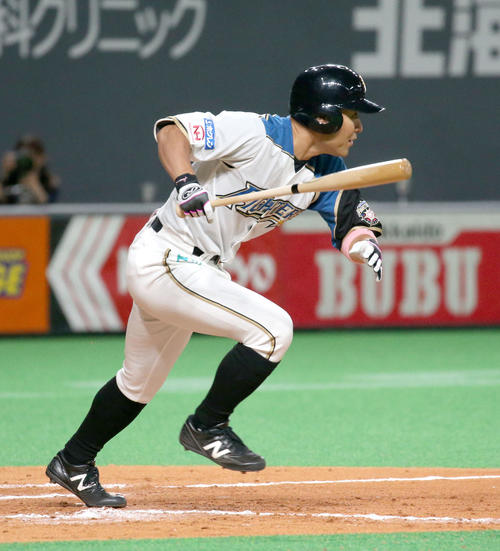 日本ハム対ソフトバンク　9回裏日本ハム2死、田中賢は中前打を放つ（撮影・佐藤翔太）