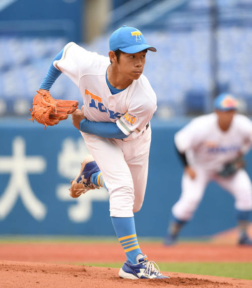 明大対東大　先発し力投する東大・小林大（撮影・鈴木みどり）