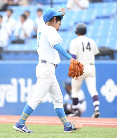 明大対東大　12回表に勝ち越しを許し、悔しそうにベンチへ戻る東大先発の小林大（撮影・鈴木みどり）