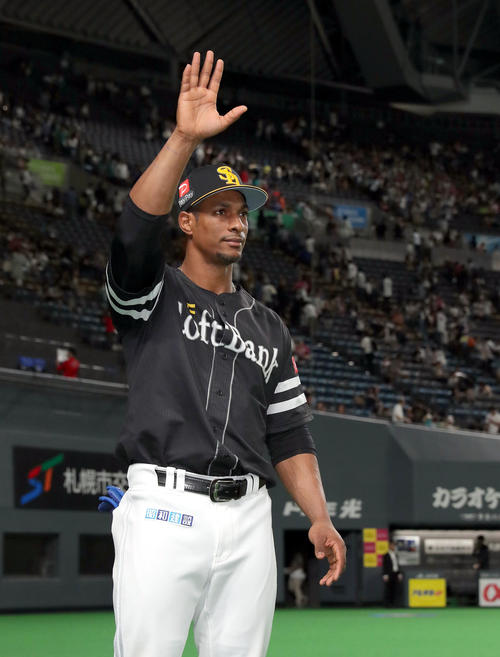 日本ハム対ソフトバンク　試合終了後、スタンド応援席のファンに手を振るソフトバンク・グラシアル（撮影・佐藤翔太）