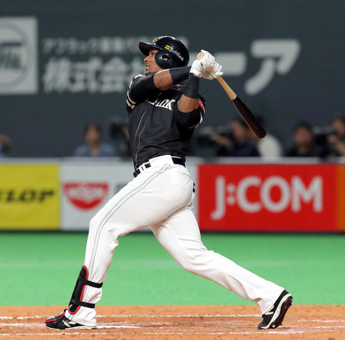 日本ハム対ソフトバンク　5回表ソフトバンク2死二塁、グラシアルは勝ち越しとなる右前適時打を放つ（撮影・佐藤翔太）