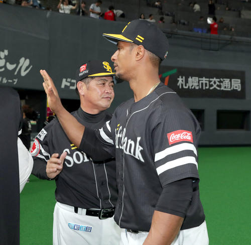 日本ハム対ソフトバンク　試合終了後、ソフトバンク・グラシアル（右奥）を出迎える工藤監督（撮影・佐藤翔太）