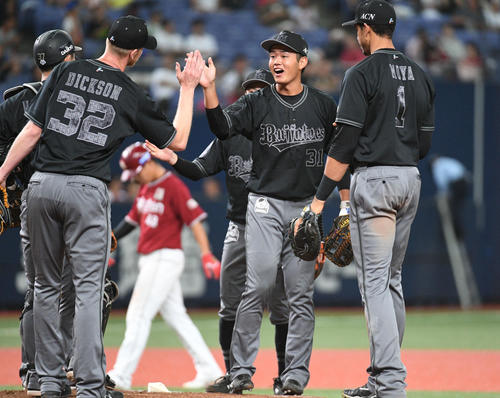 オリックス対楽天　勝利し、笑顔でディクソンを迎える太田（右から2人目）（撮影・渦原淳）