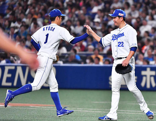 木浪の打球を軽快にさばいた京田（左）をタッチで迎える大野雄（撮影・上田博志）
