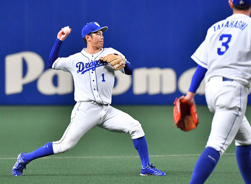 6回表阪神1死、梅野隆太郎の打球を一塁へ悪送球する京田陽太（撮影・上田博志）
