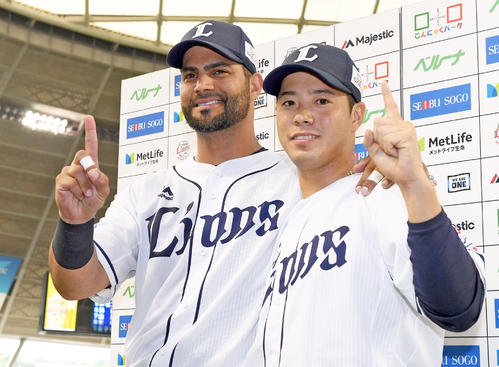 プロ初勝利を飾り笑顔を見せる西武国場翼とサヨナラ打を放ったメヒア（撮影・たえ見朱実）