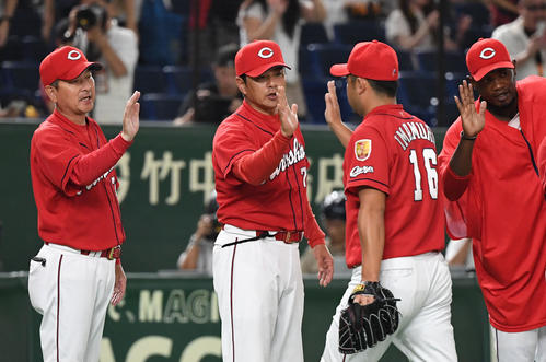 巨人対広島　選手と勝利のタッチをかわす広島緒方監督（左から2人目）（撮影・山崎安昭）