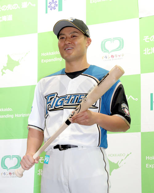 日本ハム対ソフトバンク　試合前、ダケカンババットを贈呈され笑顔の日本ハム田中賢（左）（撮影・佐藤翔太）