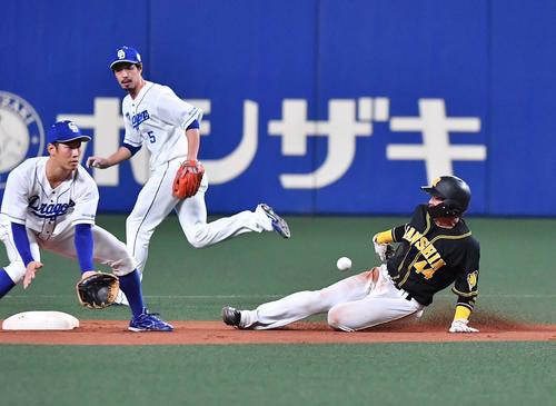 6回表阪神1死一塁、二塁盗塁を決める梅野（撮影・上田博志）