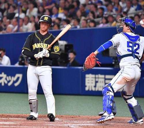 中日対阪神　4回表阪神1死、見逃し三振に倒れる近本光司（撮影・上田博志）
