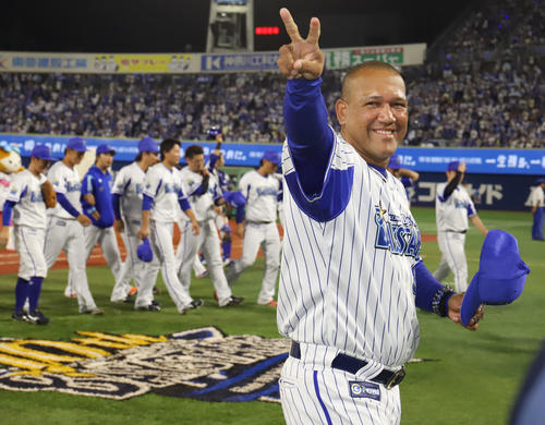 DeNA対ヤクルト　ヤクルトに勝利しファンの声援に応えるDeNAラミレス監督（手前）（撮影・垰建太）