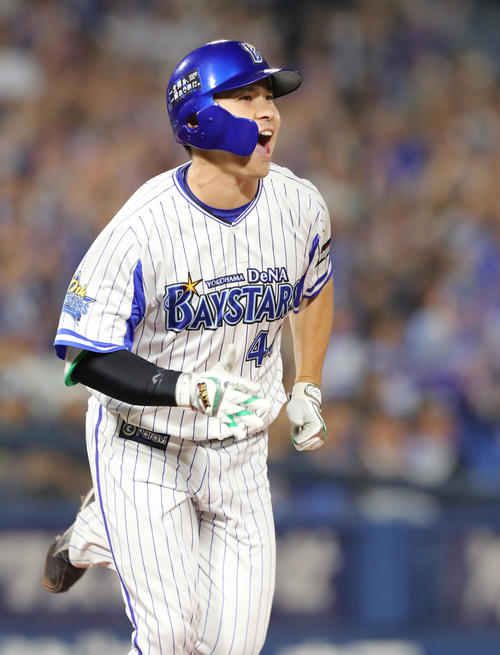 DeNA対ヤクルト　6回裏DeNA無死二、三塁、代打佐野は右翼に適時打を放ち雄たけびを上げる（撮影・垰建太）