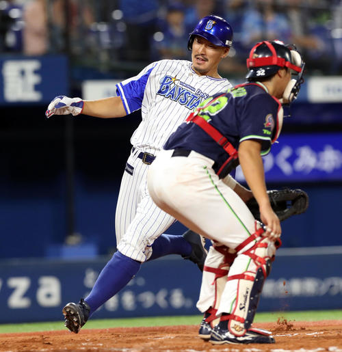 DeNA対ヤクルト　6回裏DeNA2死二、三塁、ソトの適時打で二走の梶谷（左）も一気に生還する（撮影・垰建太）