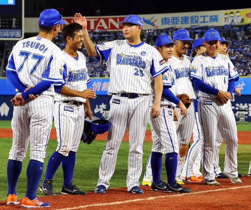DeNA対ヤクルト　ヤクルトに勝利し笑顔を見せるDeNA桑原（左から2人目）、筒香（同3人目）らナイン（撮影・垰建太）